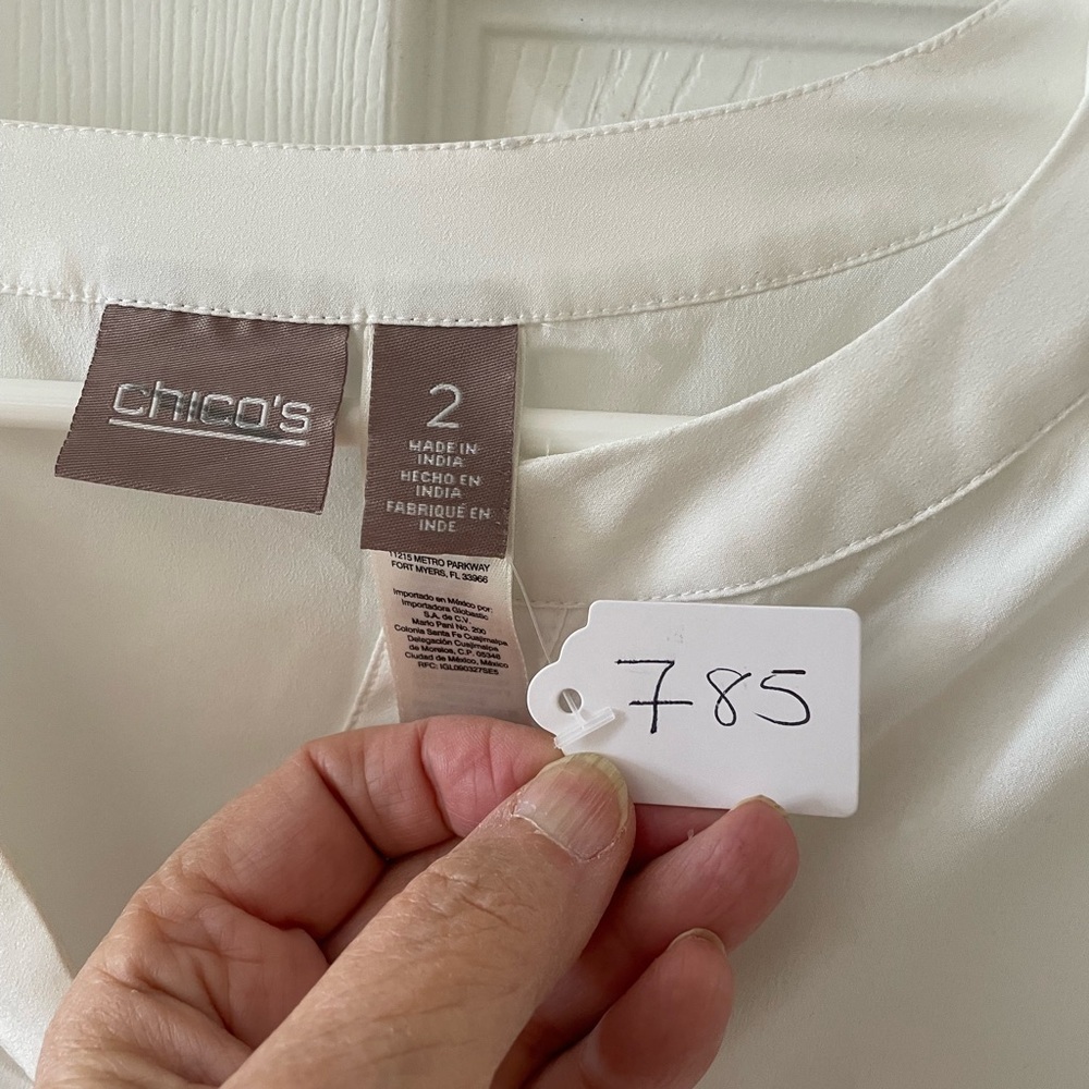 🤍 Chico’s White Blouse with Pleated Bell Sleeves Size 2 - Picture 6 of 6